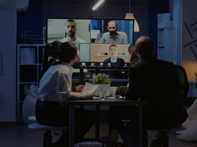 جلسة توضيحية مباشرة للندوة عبر الإنترنت تعرض ميزات المنصة